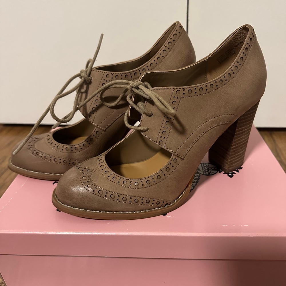 Crown Vintage Taupe pump heel